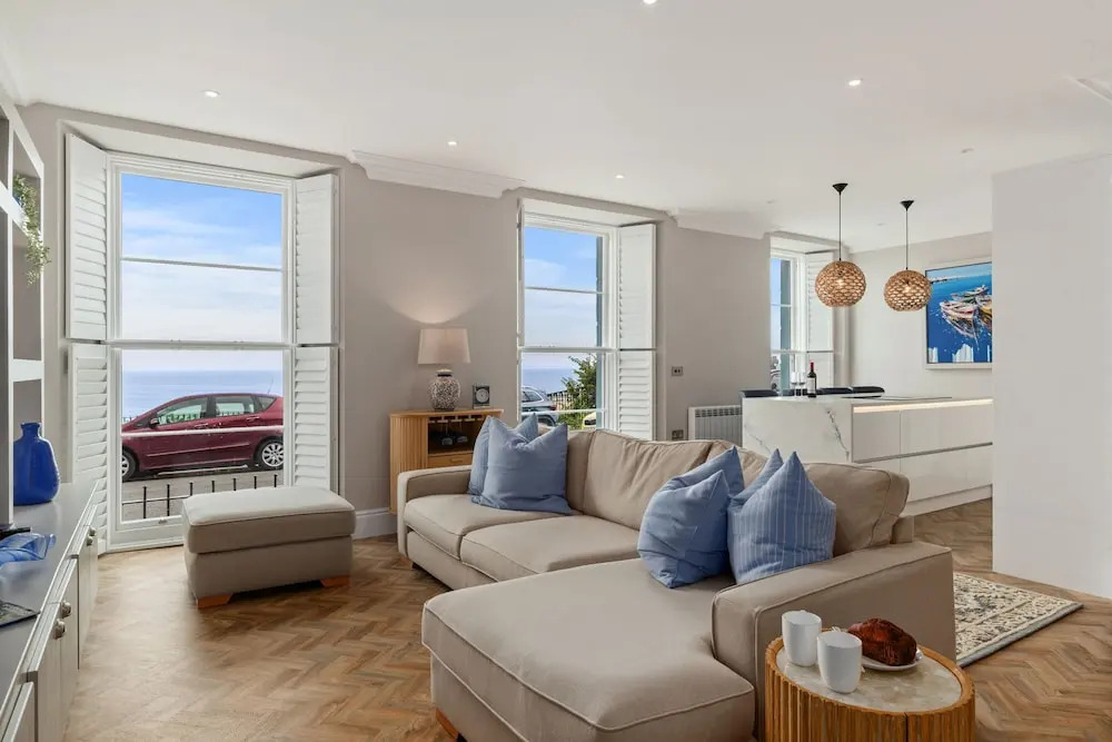 3 Croft House - Beach Front Sea Views Parking