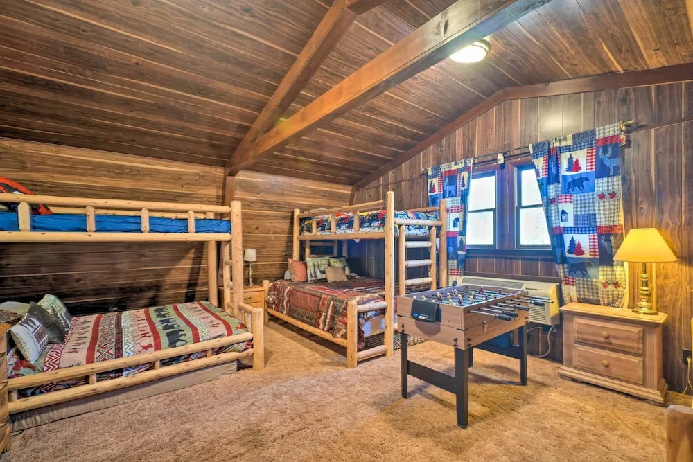 Mtn-View Cabin w/ Deck: 5 Mi to Gatlinburg