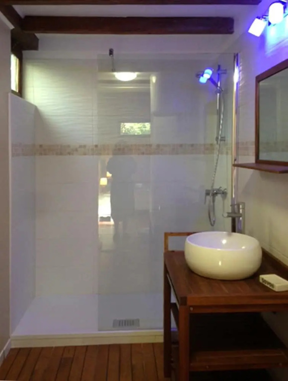 Studio romantique jacuzzi ou spa balneo privatif et jardin Au temps des cerises La Ciotat
