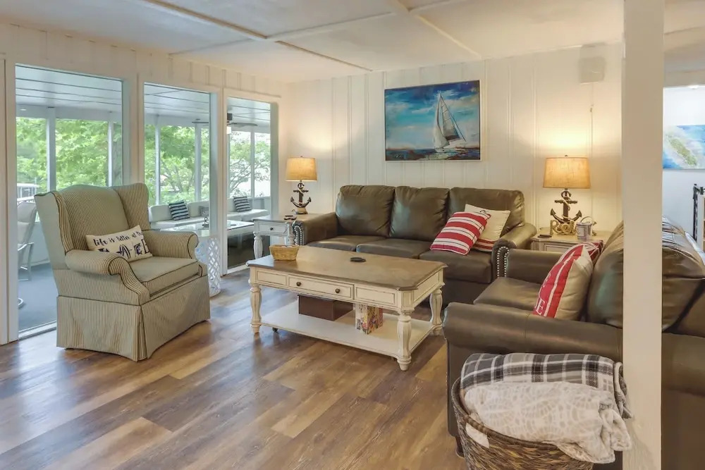 Dock + Screened Porch: Lake of the Ozarks Getaway!