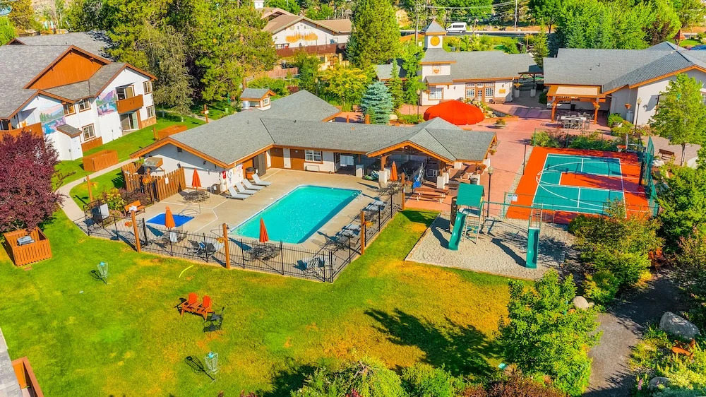 Snowstorm Studio at Icicle Village with pool and hot tub