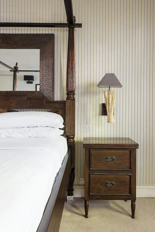Holland Park Avenue VII by Onefinestay
