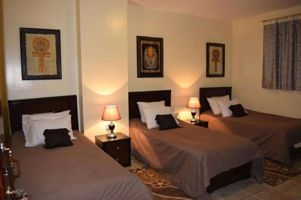 Pyramids Overlook Inn