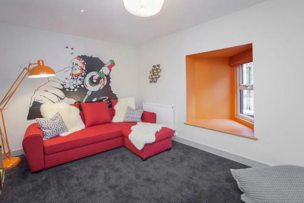 higgihaus #3b 2-3 Bed Small Groups Hip Location Sleeps 4-8