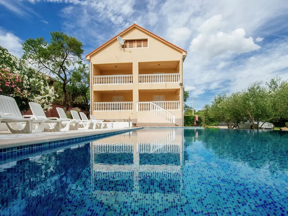 Private Estate With 2 Infinity Pools