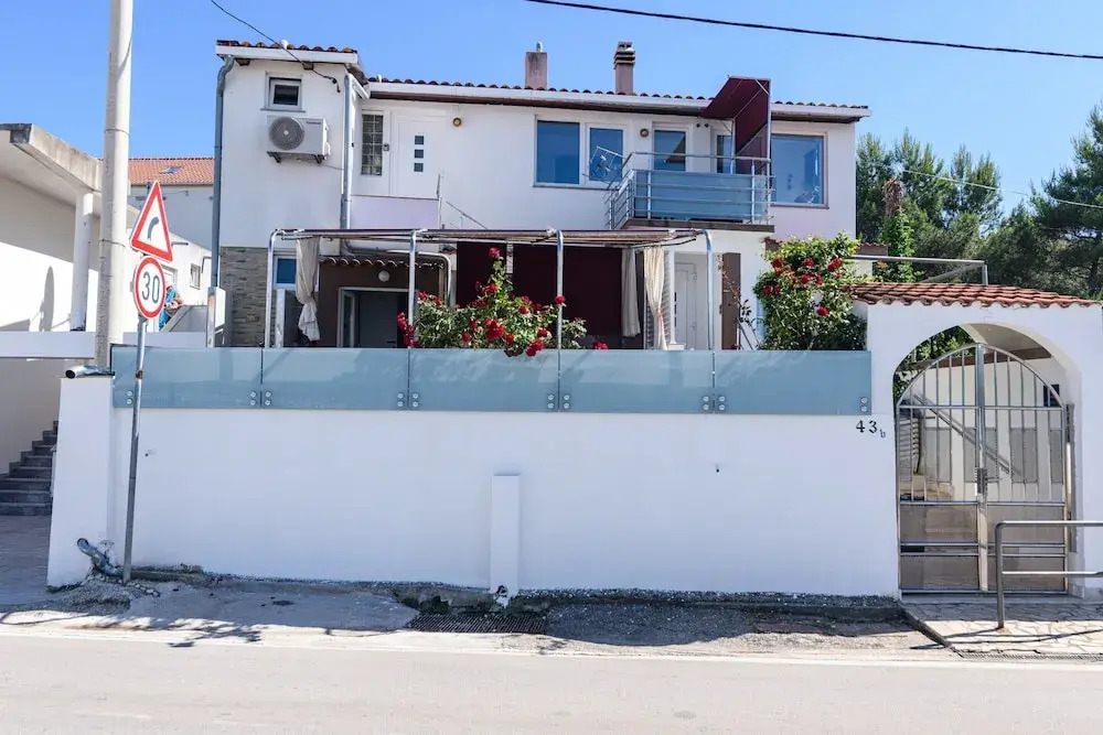 Modern Apartment in Arbanija with Hot Tub