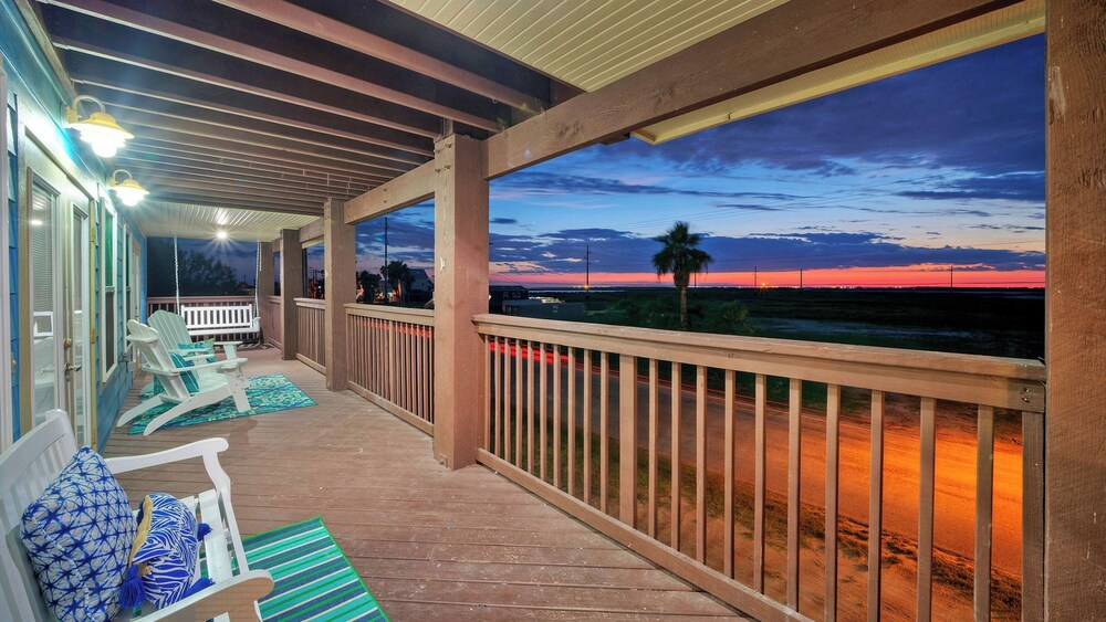 Sleeps 22 2 Homes w/ Private Pool, Game Room, Nature Views 7 BDR Avantstay
