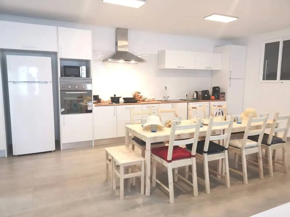 "room in Guest Room - Hostel Próximo A Praia P/ Surf Na Caparica"