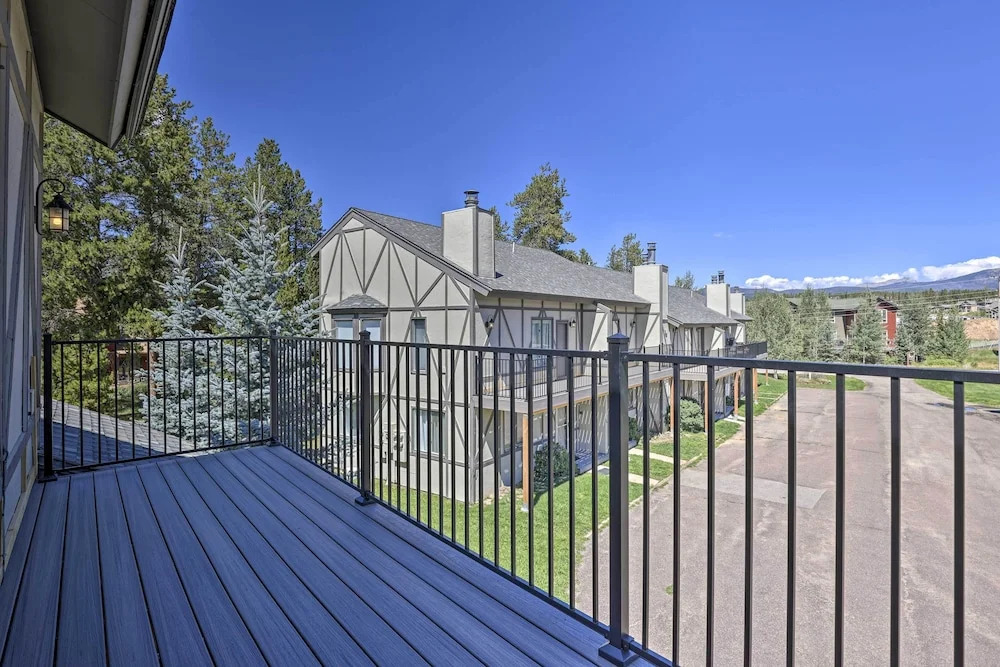 Townhome w/ Club Access on Shuttle Stop