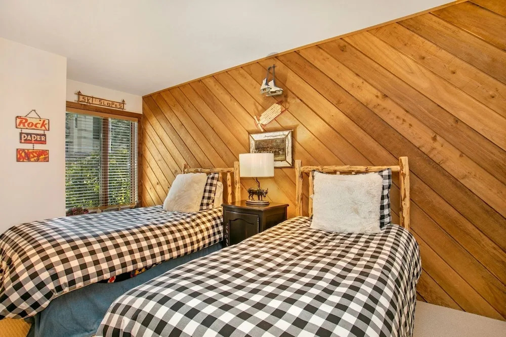 125 Ridgepoint  3 Bedroom Townhouse by RedAwning