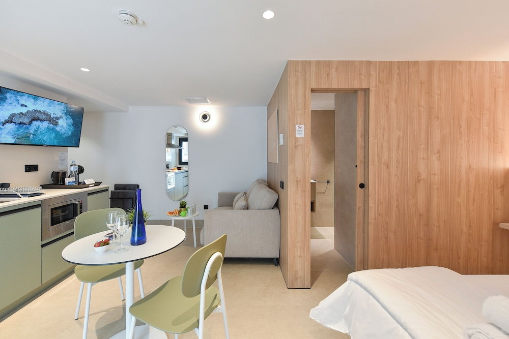 OH Suites Paseo de las Canteras 58