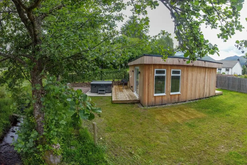 Allt Mor Rentals - Chalet with hot tub, And Studio Apartment no hot tub
