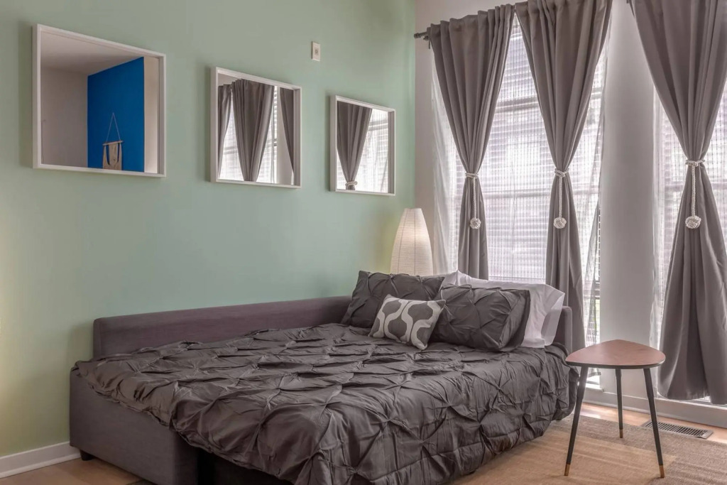 Vibrant 2-Story Apartment with Apple TV