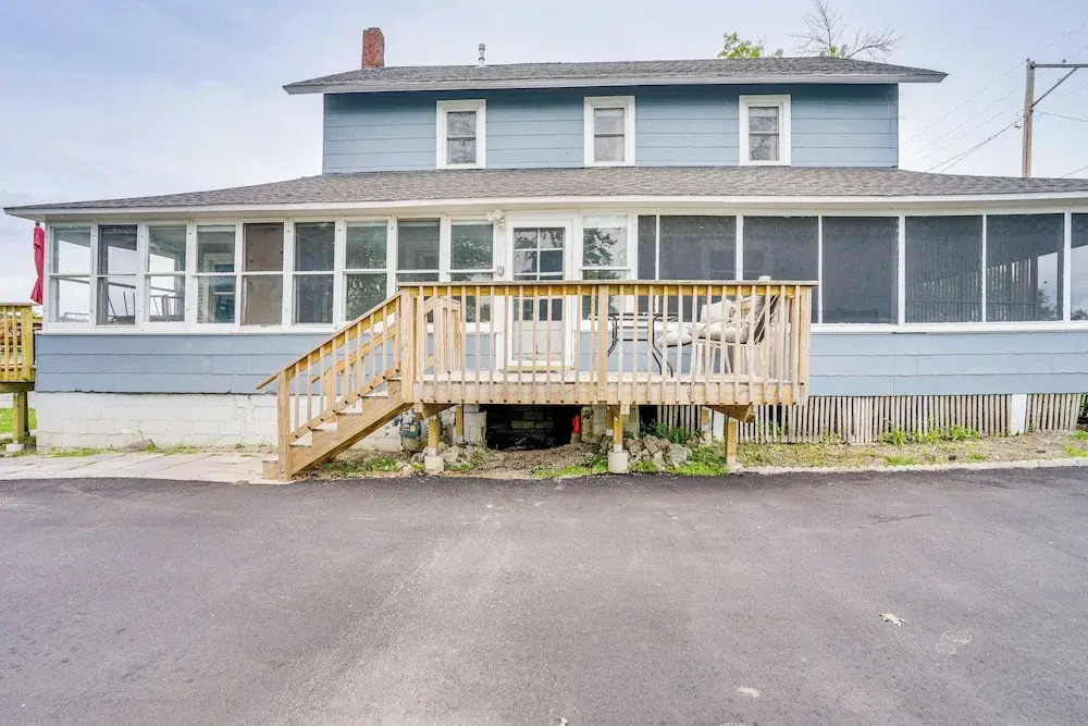 Snowmobile Trail On-site: Lakefront Mound Apt!