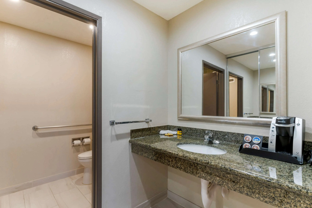 Best Western Plus Forest Park Inn