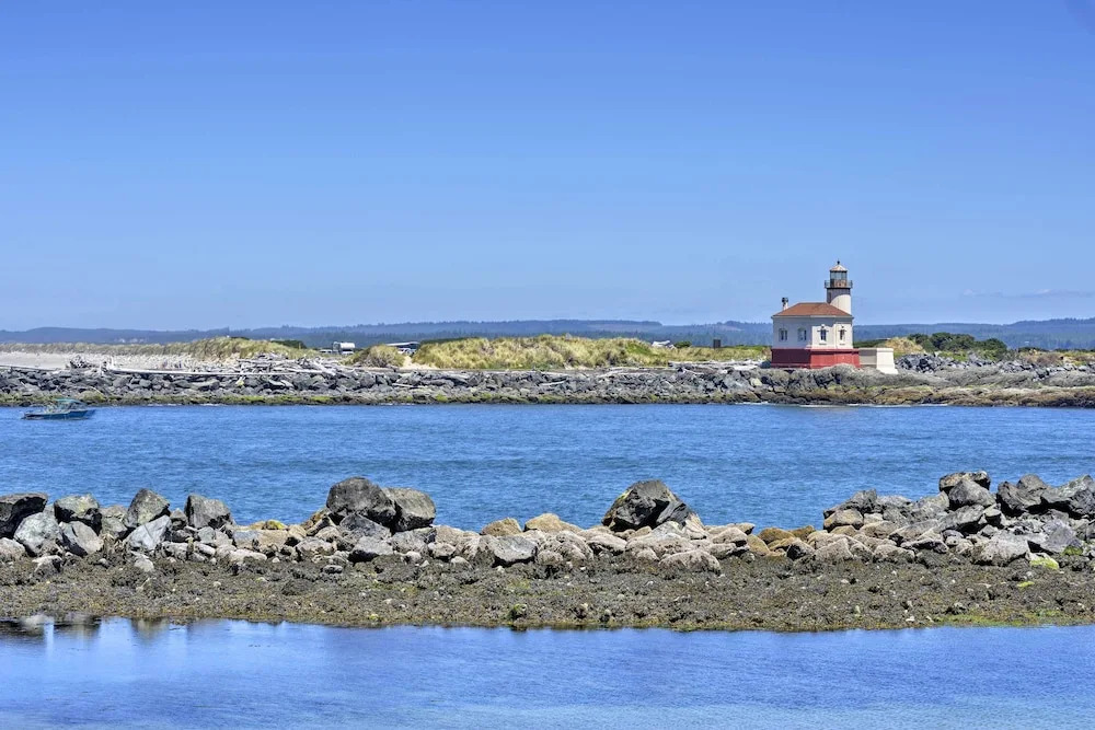 Bandon Home w/ Patio, Steps to South Jetty Park