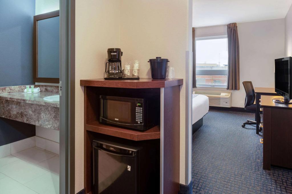 Super 8 by Wyndham Lachenaie/Terrebonne