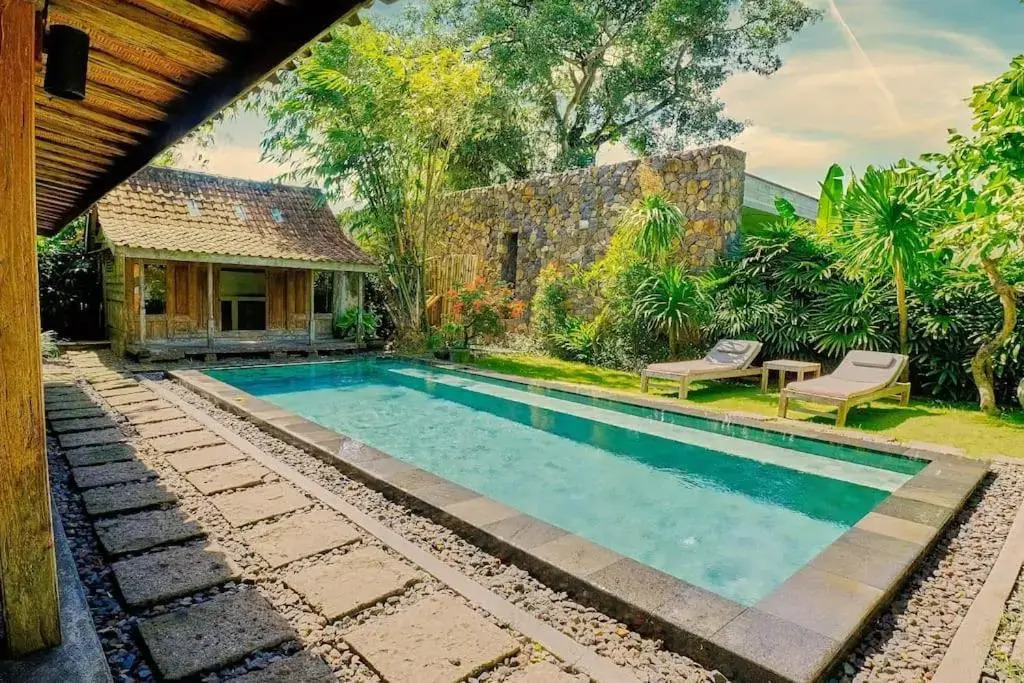 WAHYU Joglo Pool Seminyak Honeymoon Oasis