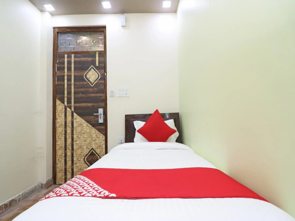 Collection O 24604 Hotel GMC Grand Luxury Stay