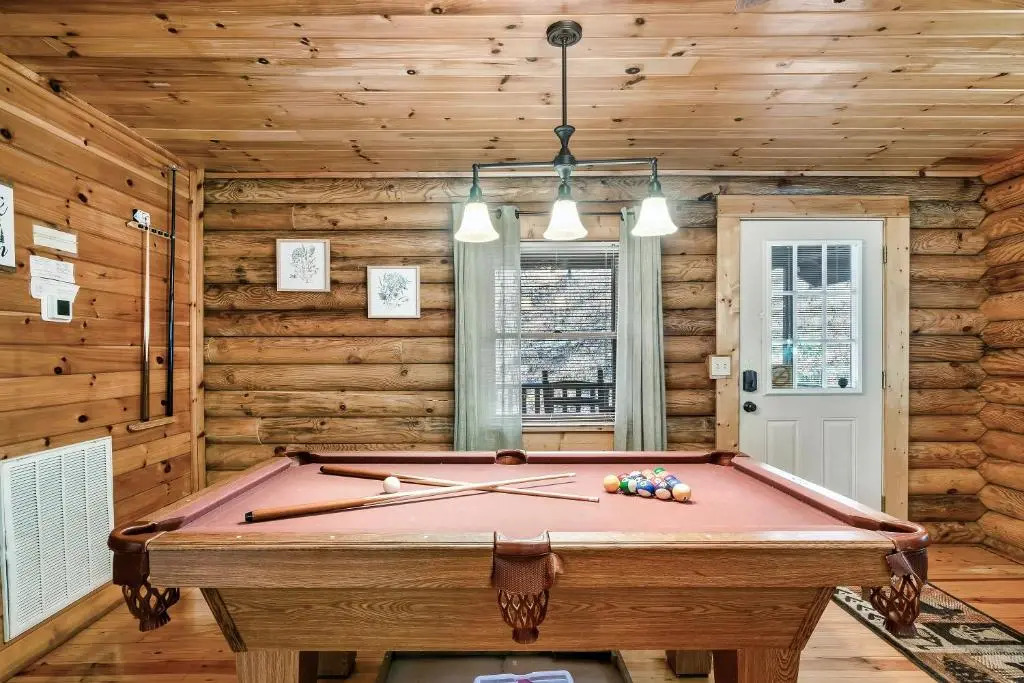 5 min to Dollywood, great location, excellent parking, hot tub, pool table