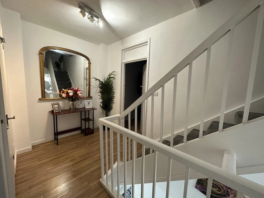 Gorgeous 4 Bedrooms, 5-baths House Central London