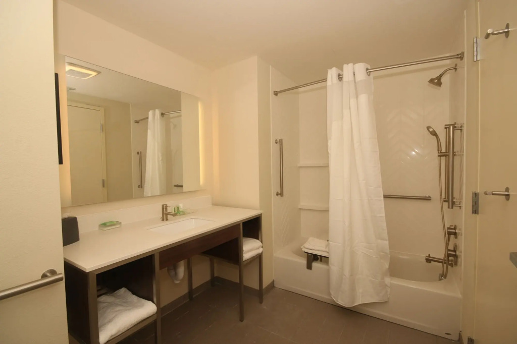 Holiday Inn & Suites - Fayetteville W-Fort Bragg Area by IHG