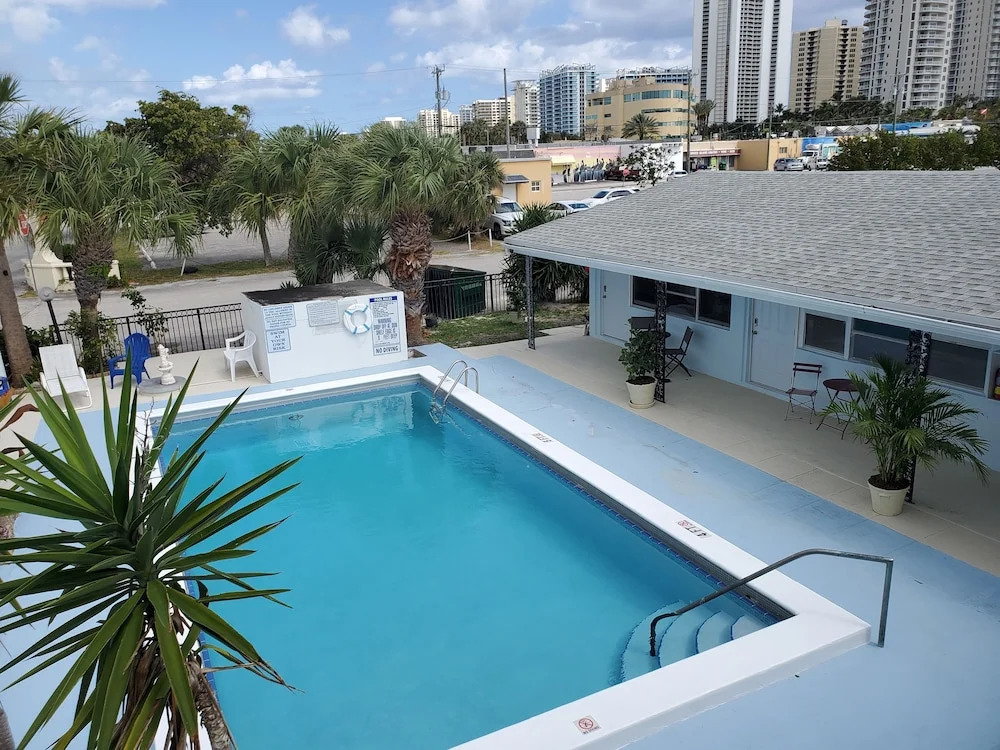 Coral Sands HUGE Studio w/ 2 Queen beds
