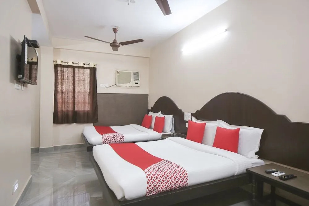 OYO 61379 Golden Cafe Boarding & Lodging