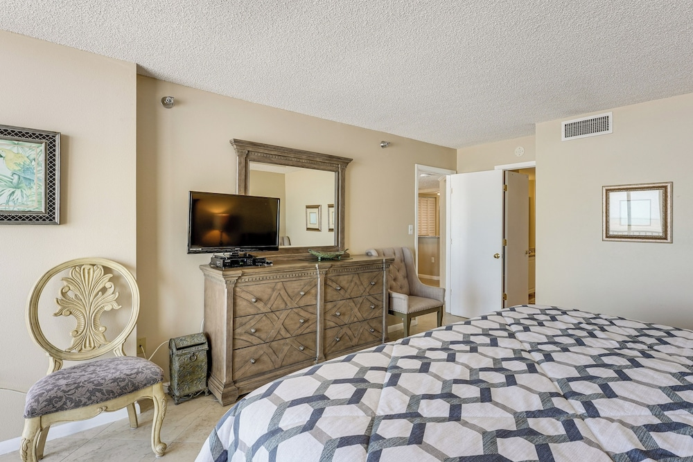 Walk to Sand Key! 11th-floor Clearwater Beach Gem