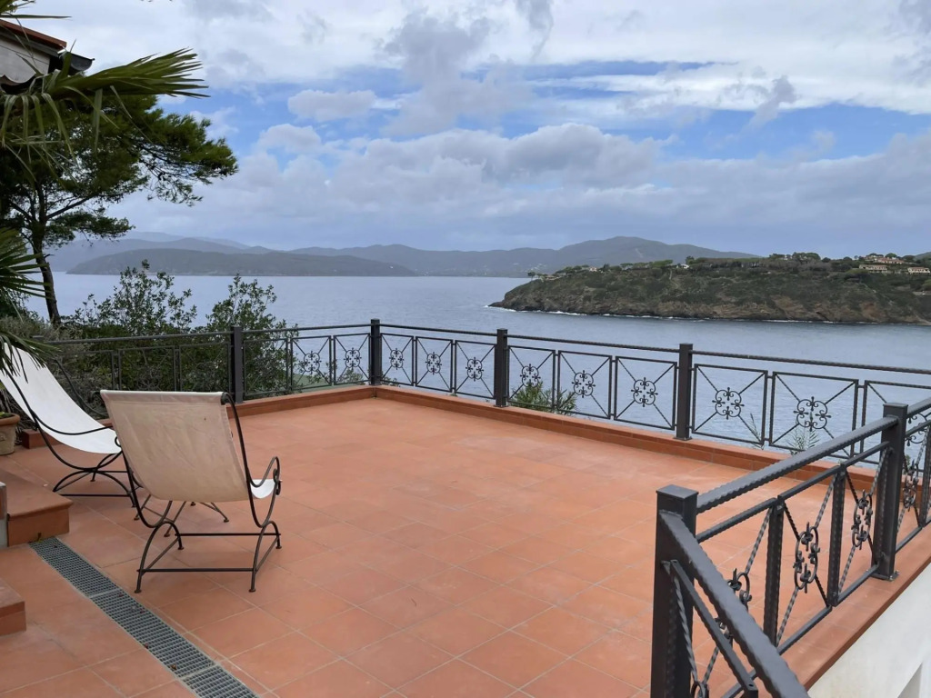 Villa in Posizione Panoramica-Villa Punta Pareti