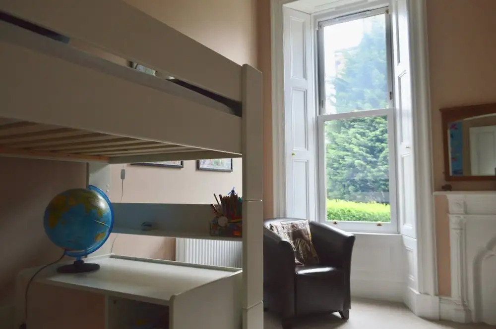 3 Bedroom Family Flat in Newington With Garden