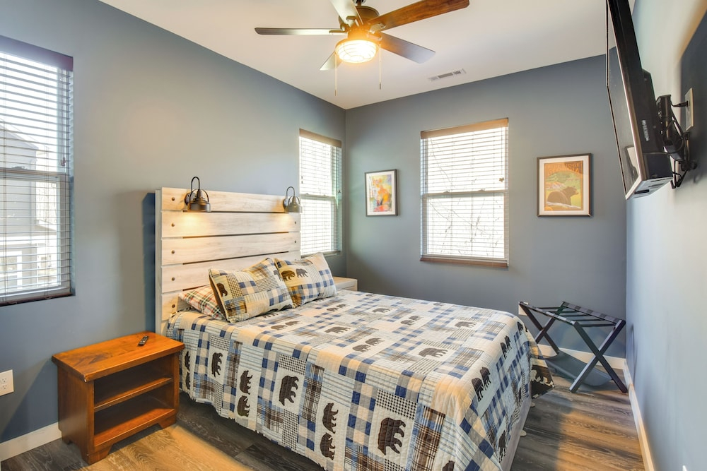 Mtn-view Getaway w/ Deck in Clayton: 1 Mi to Golf!