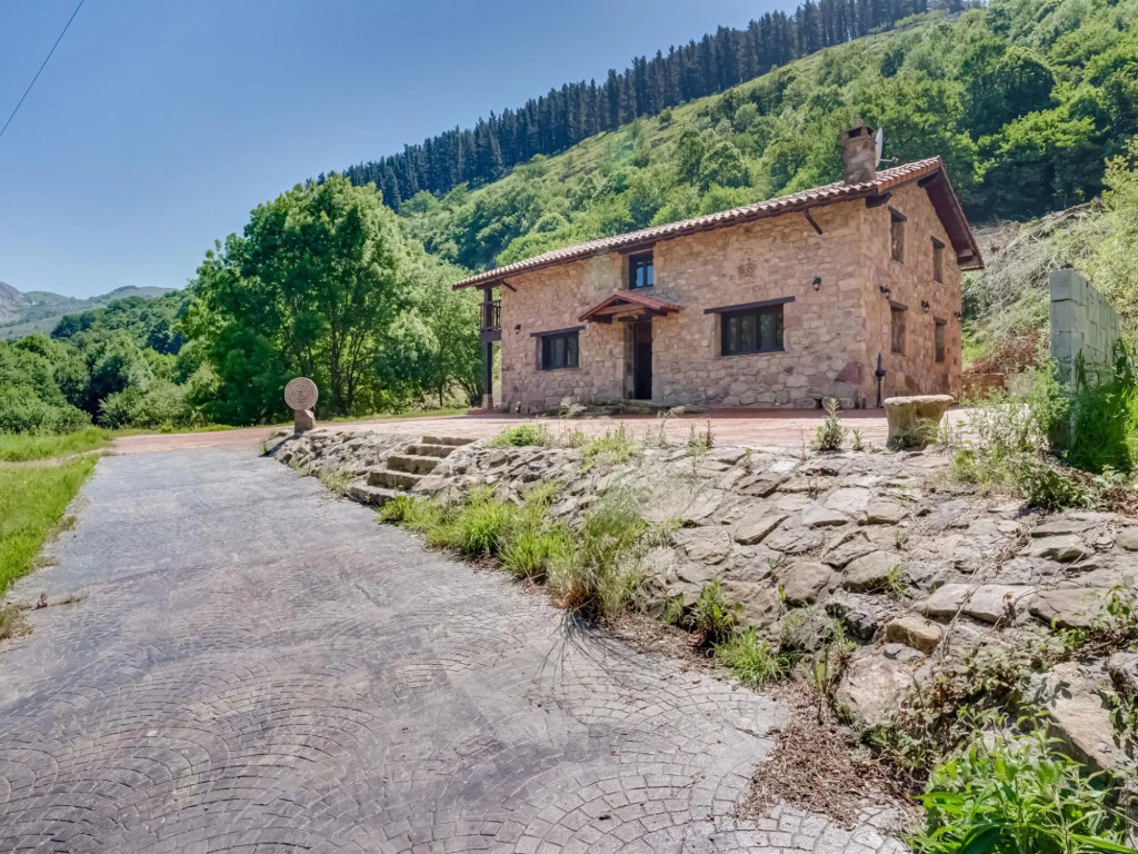 Rustic Holiday Home in Merilla with Valley View