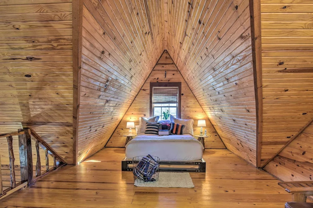 Luxury Pearcy Cabin w/ 5 Private Acres + Hot Tub!