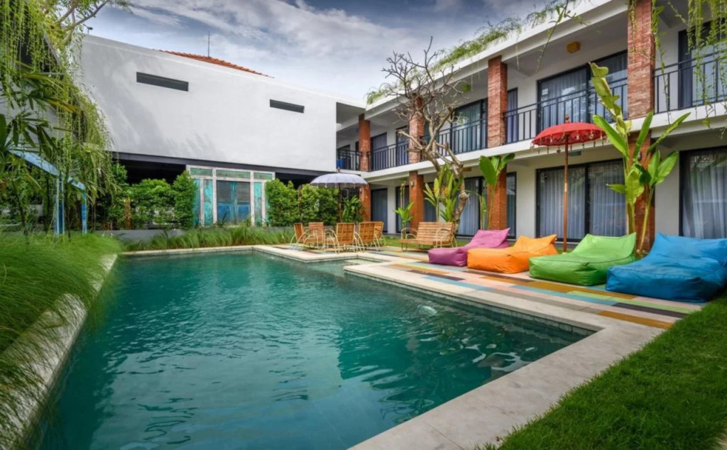 Base Guesthouse and Hostel