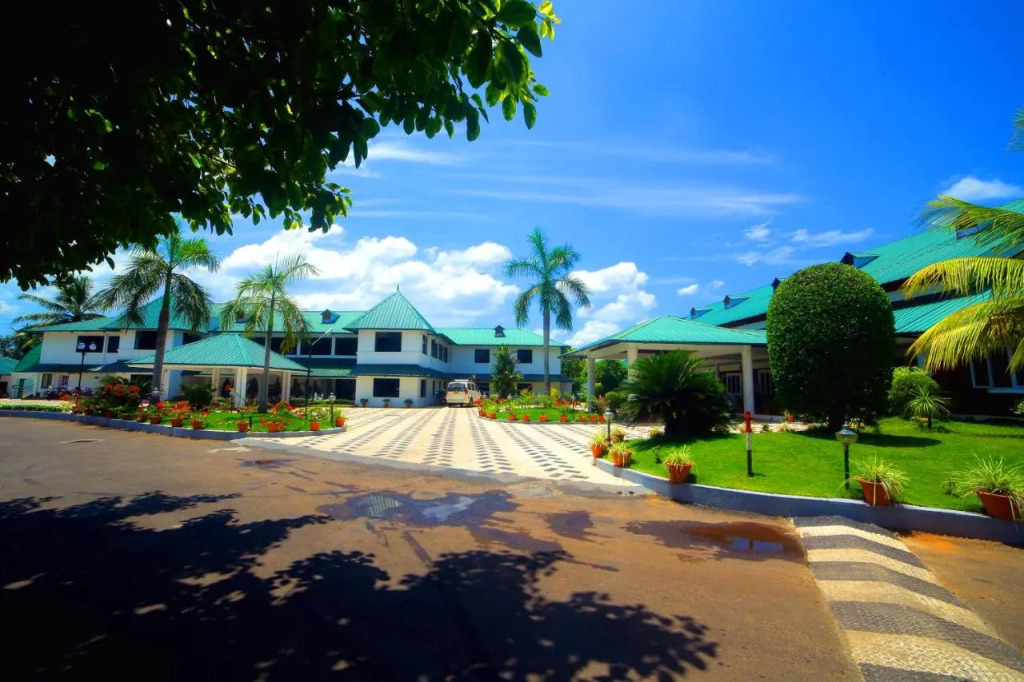 Contour Backwaters Hotel Resort & Convention Centre