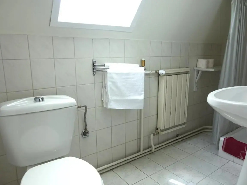 Quiet room in Budapest near airport with free parking