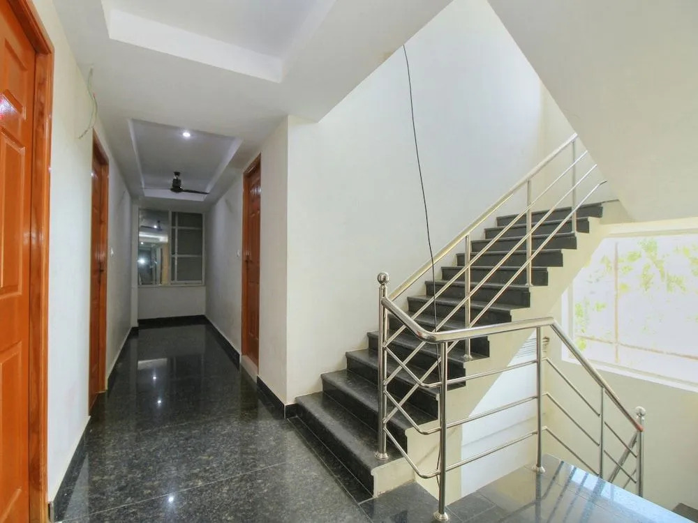 OYO 15948 Hotel Srees