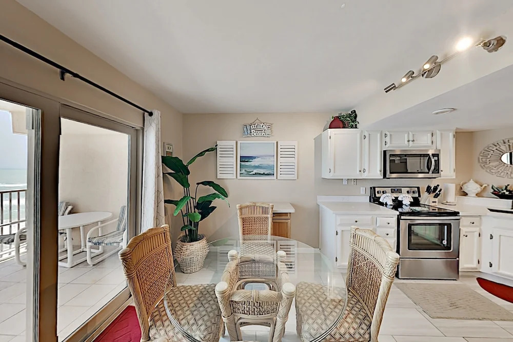 Walkable Gulf-front Perch: Oversize Balcony & Pool 2 Bedroom Condo