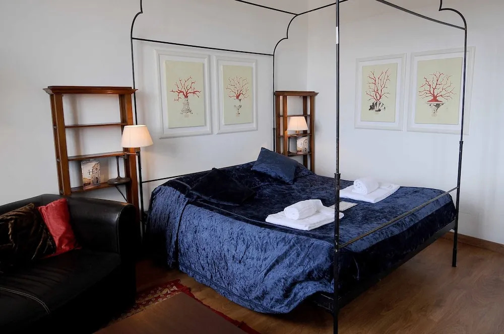 Charming Studio Apartment in Front of the Arno River