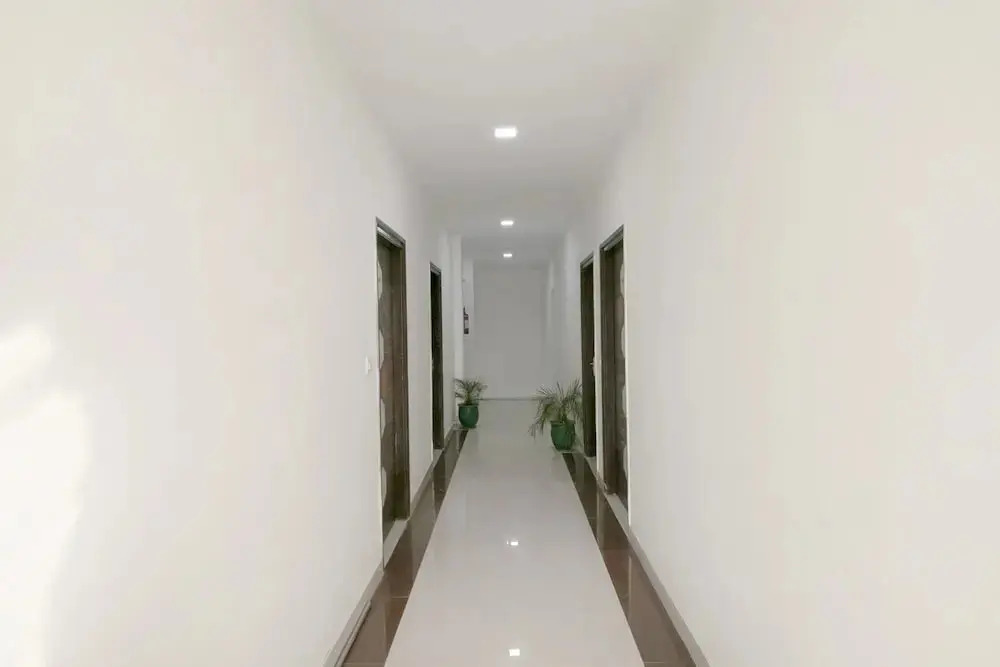 Crown Resort And Restaurent by OYO Rooms