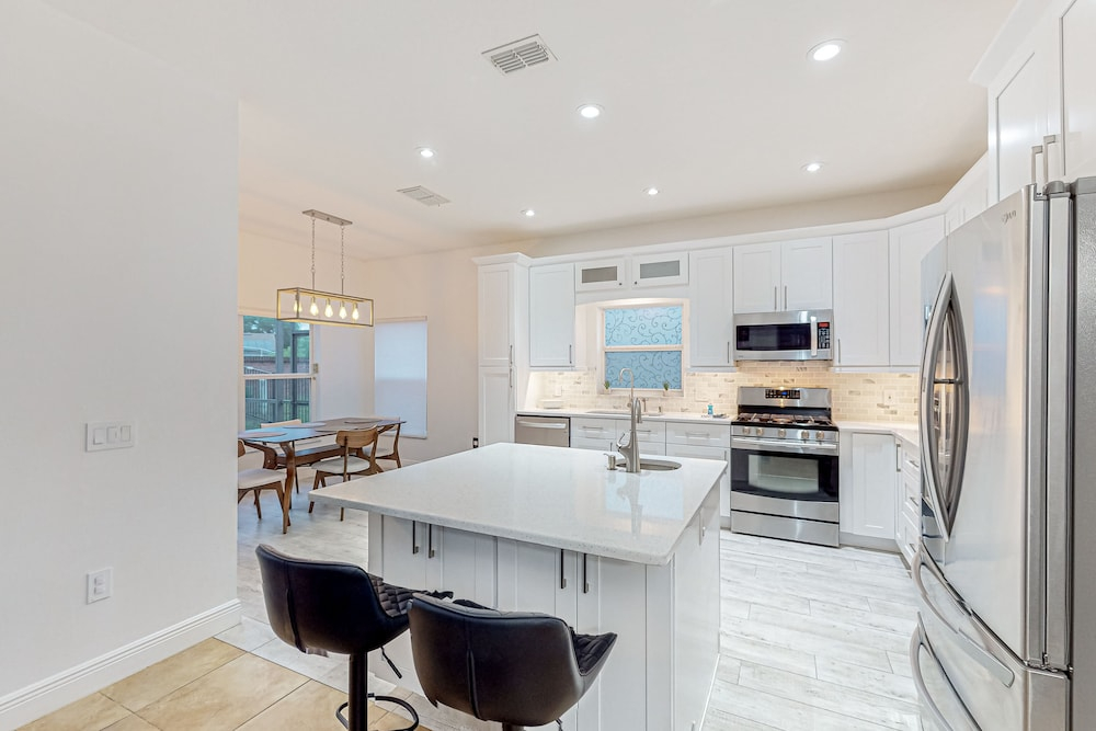 Sunlit Serenity Oasis House in Kissimmee With Private Pool, Pool Table, Tennis