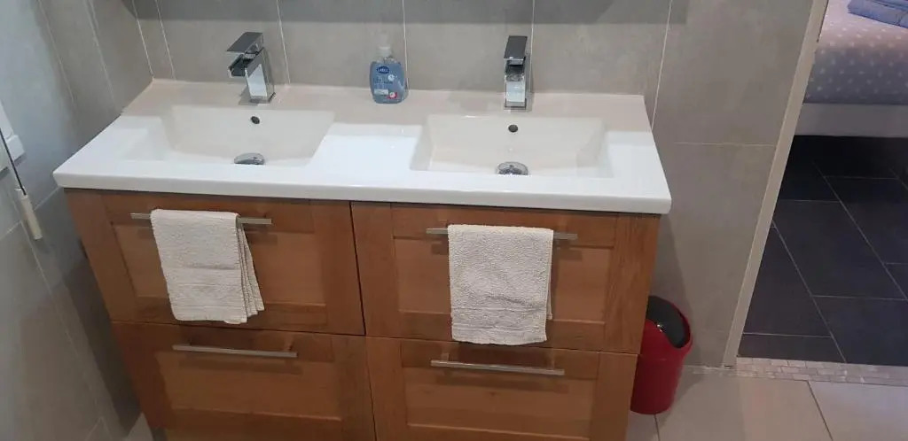 Grande chambre avec salle de bain privée