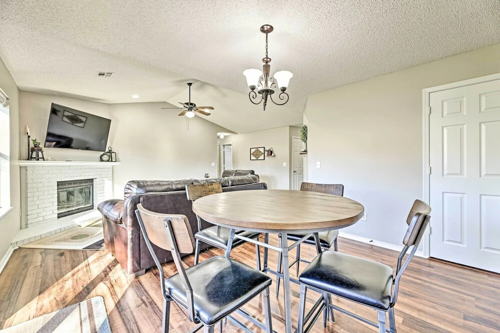 Fayetteville Home w/ Hot Tub ~ 3 Mi to U of A!