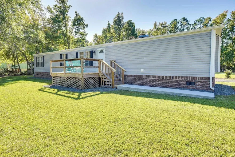 Supply Cottage w/ Deck < 2 Mi to the Beach!