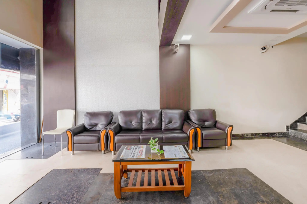 OYO Collection O 79286 The 33 Hotel