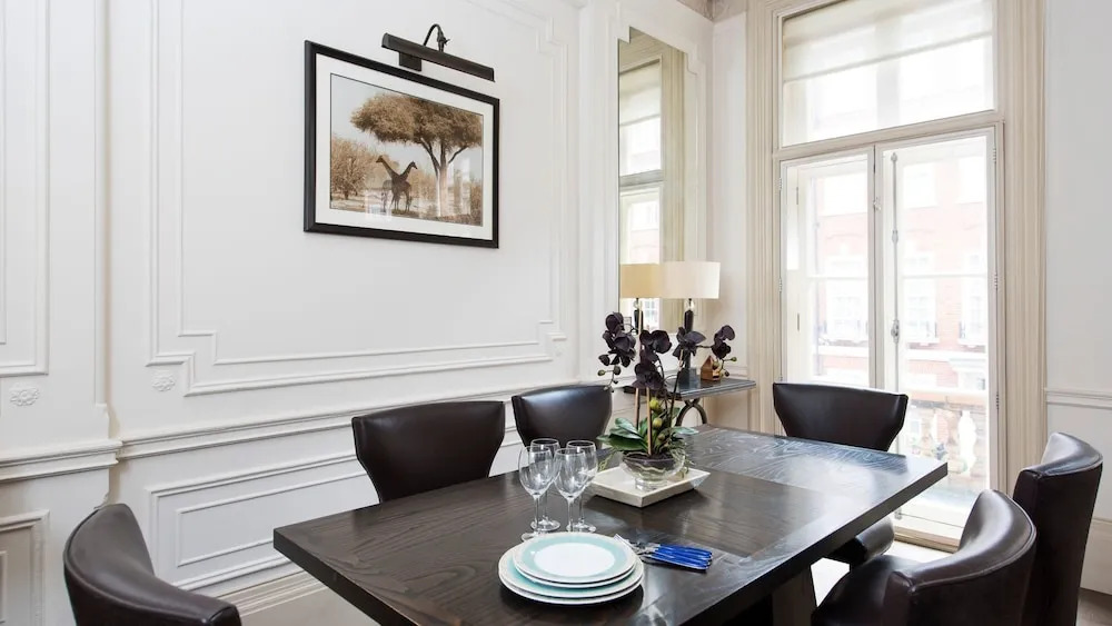 Luxury, Spacious 2BR Apartment in Mayfair