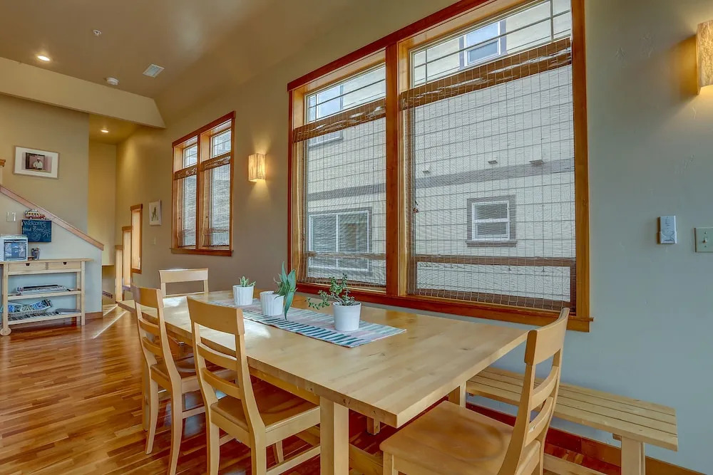 Bridge View Loft 3 Bedroom Condo by RedAwning