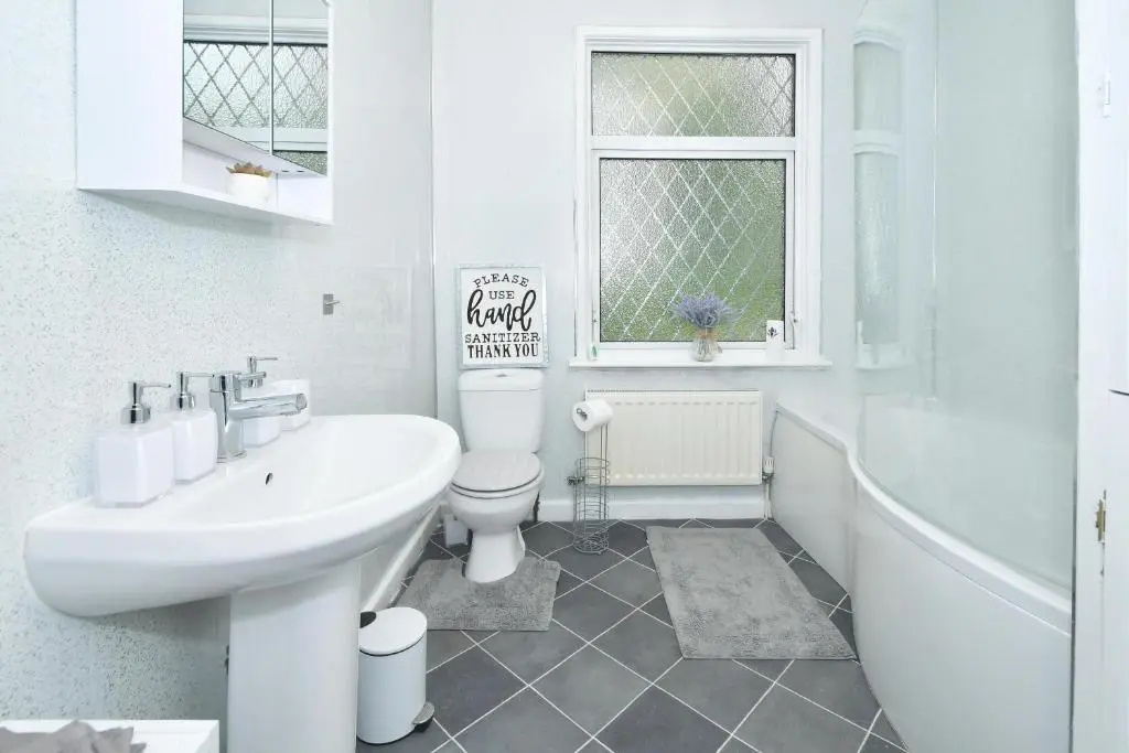 Beautiful 3-bed House by Ministays Stoke-on-trent