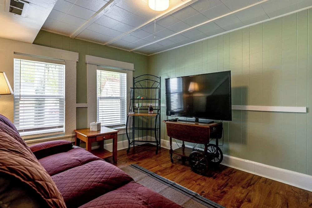 Near Trails & Lakes! Pemigewasset River Townhome
